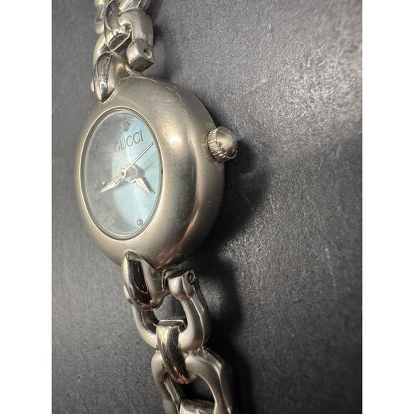 Vintage Gucci Women\'s Watch With Blue Face And Stainless Steel Band 23.6mm main image 5